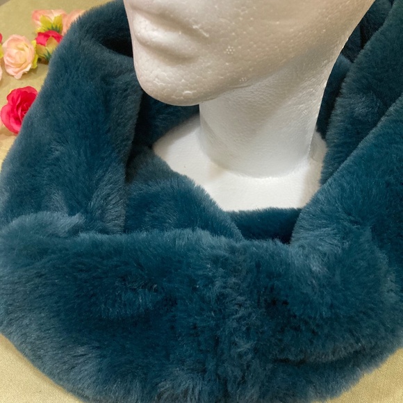 2 for 1! Lane Bryant Faux Fur Infinity Scarves, Burgundy and Teal (NWT) - Picture 6 of 13
